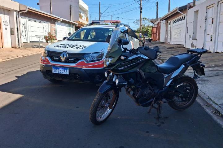 Dupla é presa com moto roubada e simulacro durante operação policial