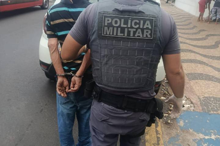 Homem é detido após ofensas e resistência durante abordagem policial em Leme