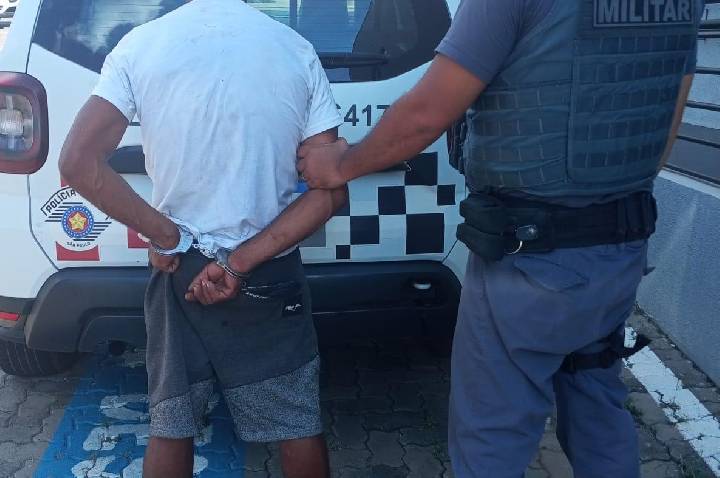 Homem é preso por tráfico de drogas durante operação da PM em Leme