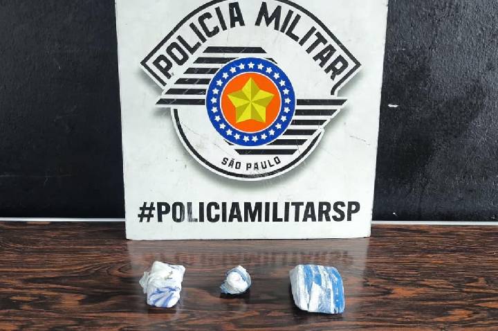Jovem entrega porções de maconha após ação da PM em residência de Pirassununga