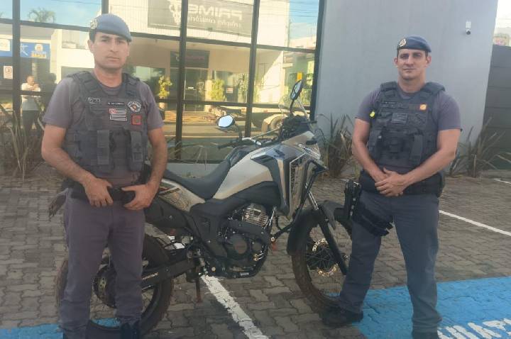 Motocicleta furtada é recuperada após perseguição e troca de tiros em Leme