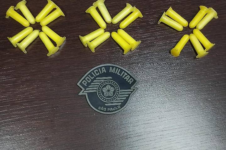 Suspeito é preso com cocaína após tentar fugir da polícia em Leme