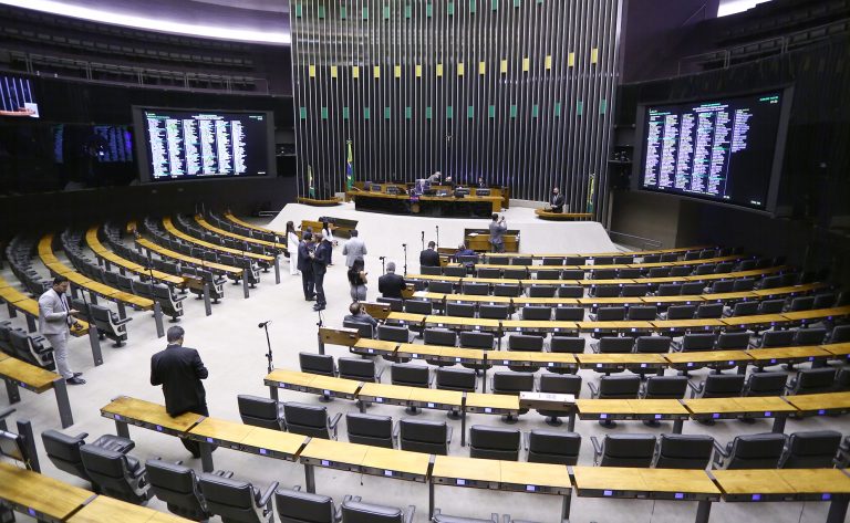 Câmara analisa projeto que libera pagamentos congelados a servidores em razão da pandemia; acompanhe