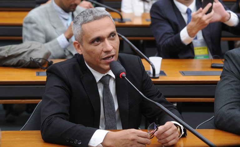 Comissão aprova proibição de selo postal em homenagem a partido e organização criminosa