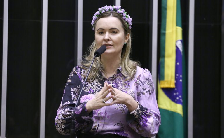 Comissão aprova projeto que deixa para estados decidirem sobre venda de bebida em estádios