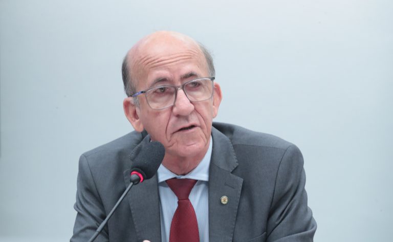 Comissão aprova projeto que isenta pessoas com mais de 75 anos do pagamento de imposto de renda e Previdência