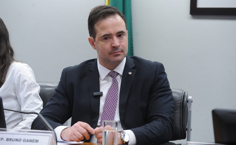 Comissão aprova projeto que obriga conselhos profissionais a atuarem na prevenção ao suicídio