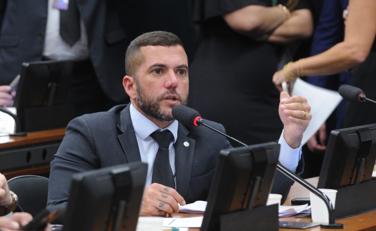 Comissão aprova publicidade obrigatória de ordem judicial que suspende conteúdo ou perfil de rede social