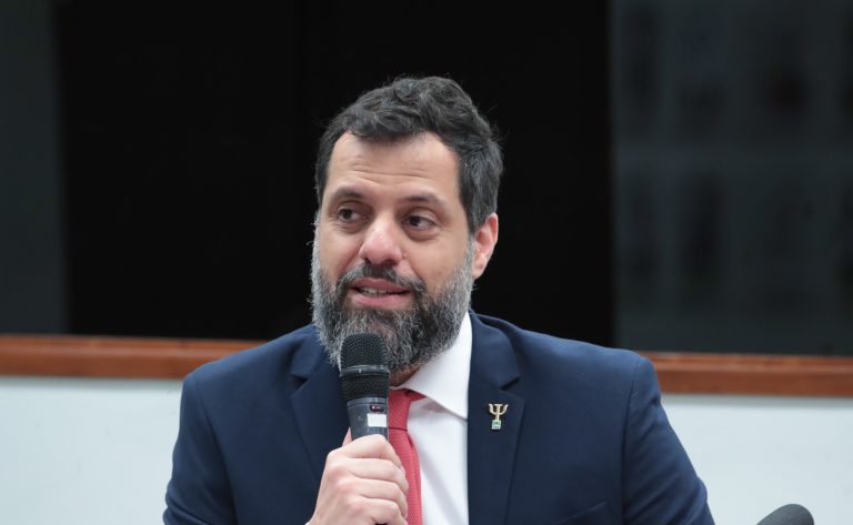 Debatedores apontam necessidade de acompanhamento psicossocial à população em situação de rua