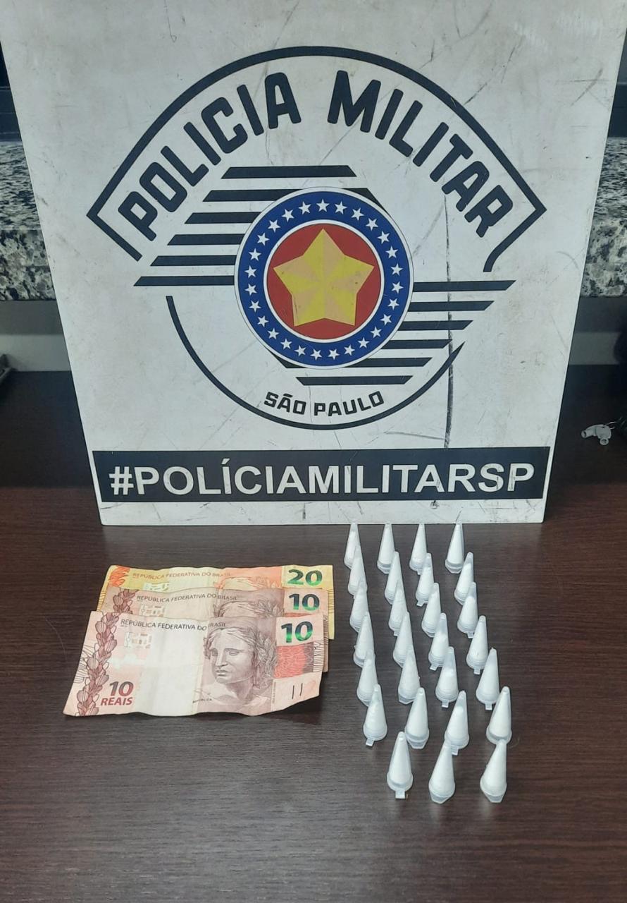 Flagrante no Jardim Primavera: Homem é preso com drogas escondidas em árvore