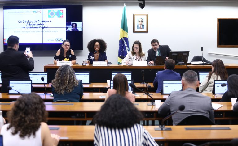 Grupo recebe sugestões para minimizar impacto de ambiente digital sobre crianças