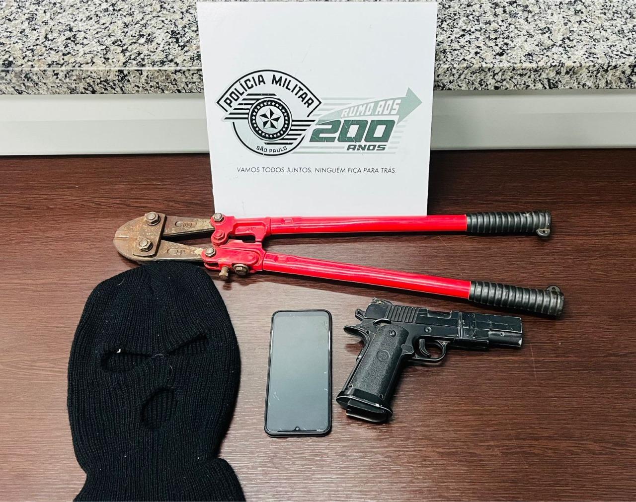 Homem é detido com simulacro e balaclava em área próxima à Rodovia Anhanguera em Leme (SP)