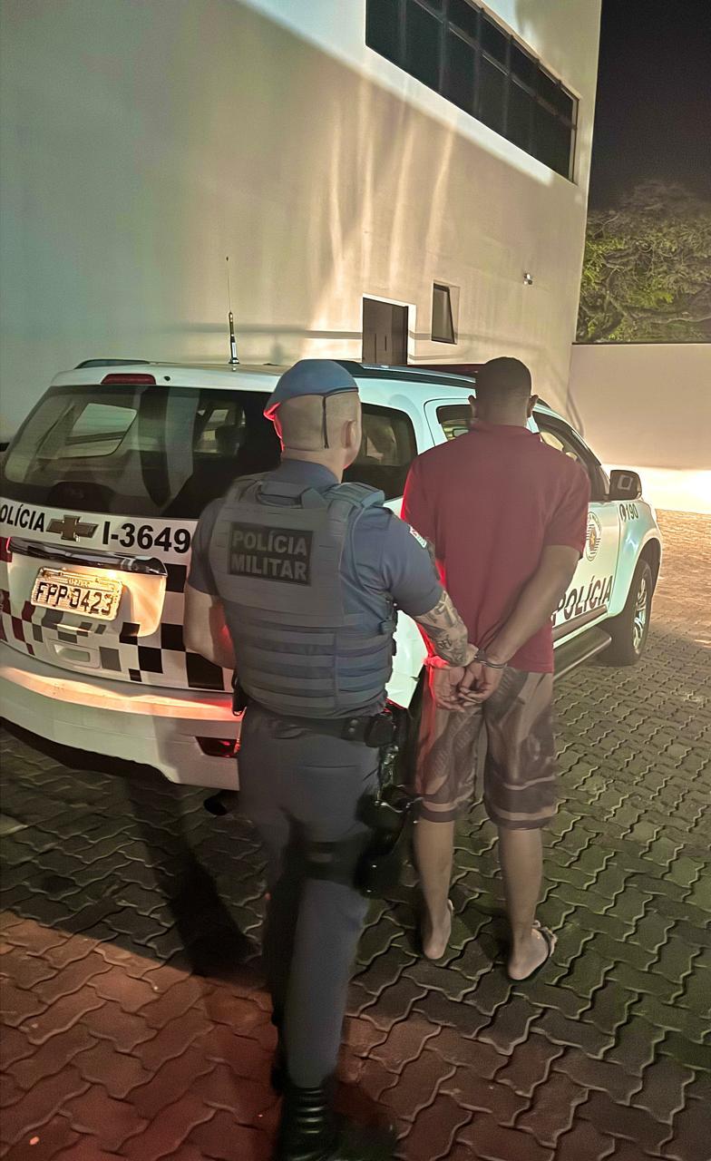 Homem é preso em Leme por agredir companheira com capacete e ameaçá-la com faca