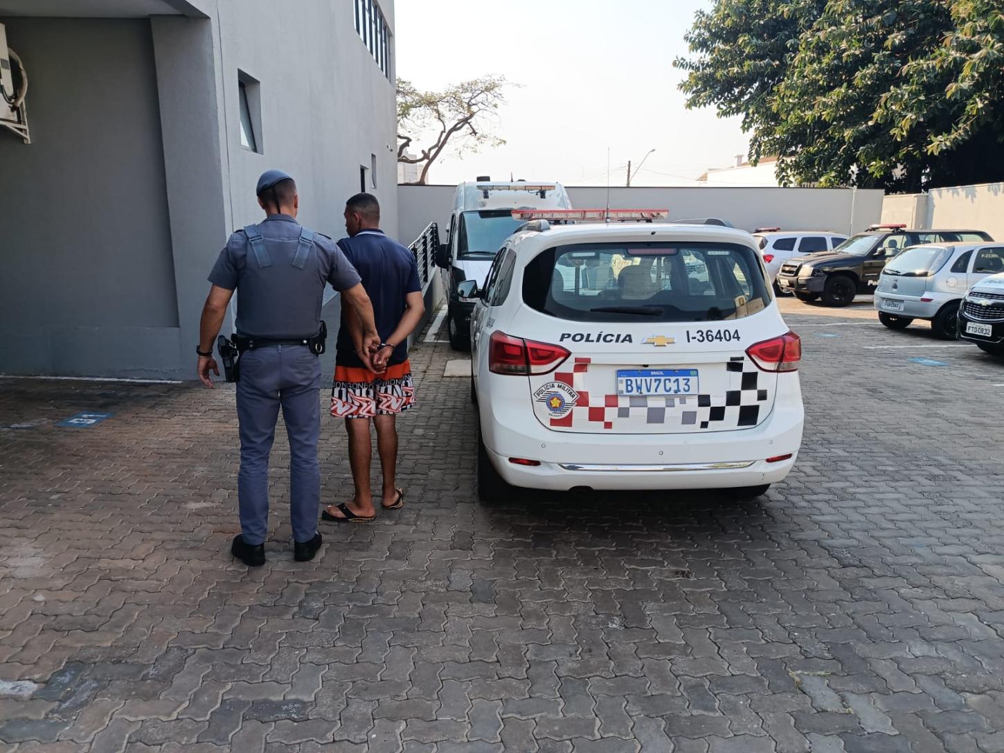 Homem é preso por tráfico de drogas no Jardim Alto da Glória em Leme (SP)