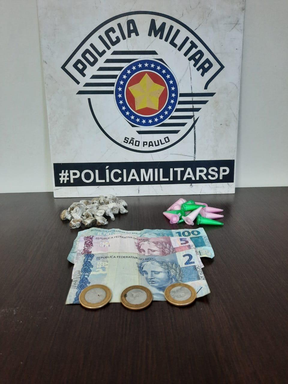 Menor é apreendido por tráfico em Leme: drogas estavam escondidas em árvore e marquise