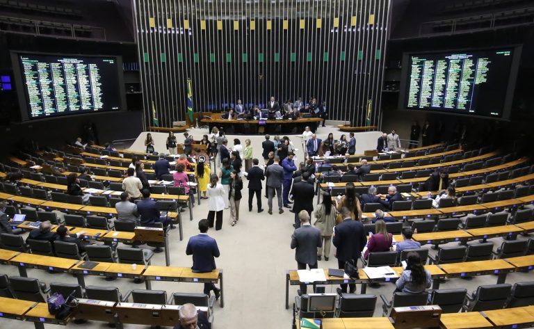 Plenário pode votar proposta que acaba com descontos na folha do INSS