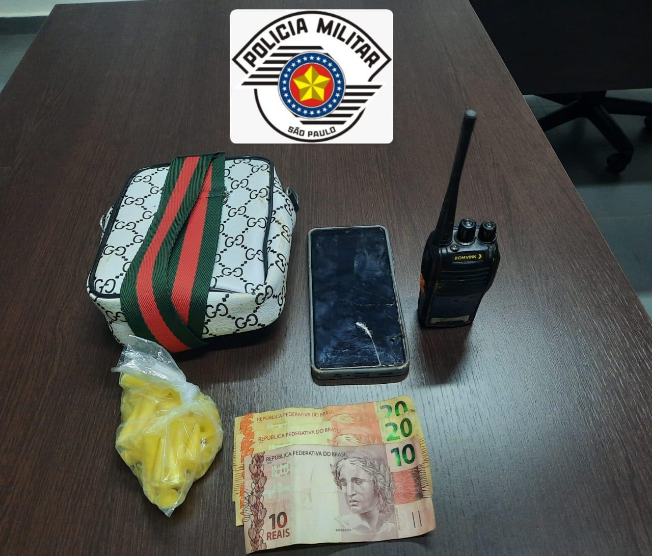 Adolescente é apreendido com cocaína e rádio comunicador em ponto de tráfico em Leme