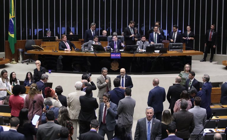 Câmara aprova projeto que torna lei o Compromisso Nacional da Criança Alfabetizada; acompanhe