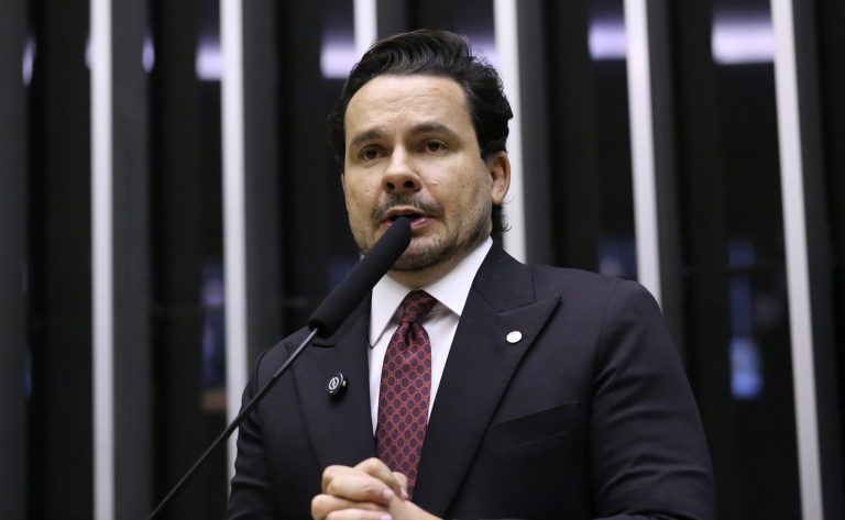 Câmara aprova punição e torna hediondo o crime de obstruir vias para praticar crimes; acompanhe