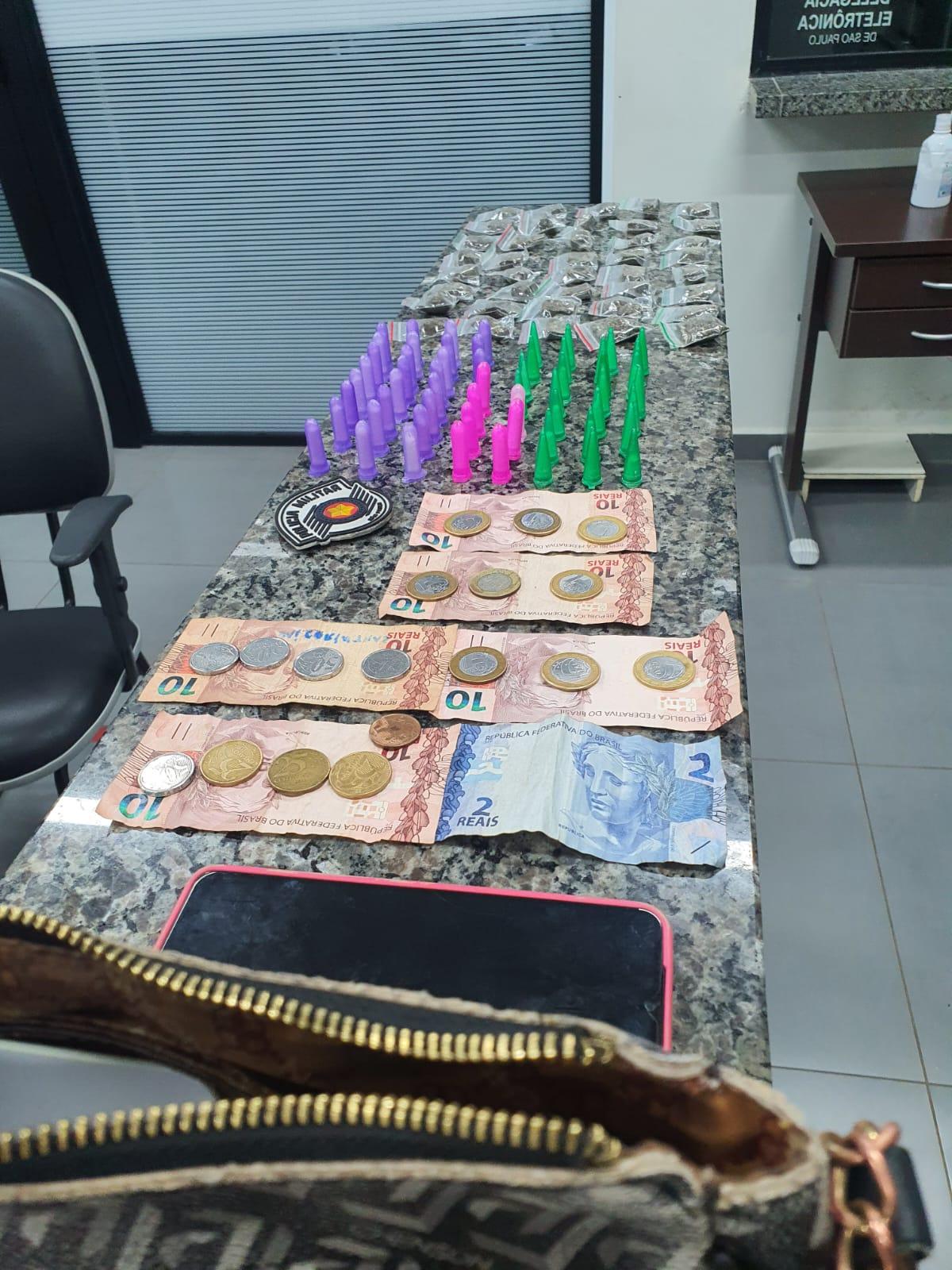 Casal é preso por tráfico de drogas em bar no Jardim Vanessa em Leme