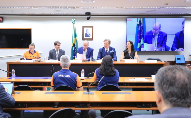 Categorias profissionais reivindicam aposentadoria especial em debate na Câmara