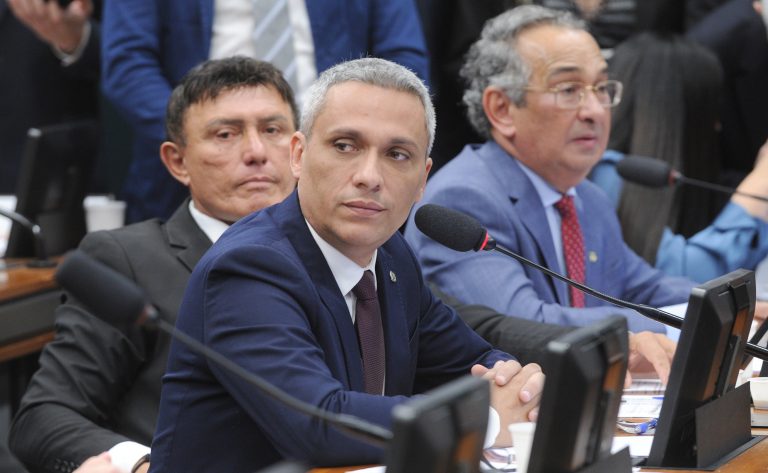 CCJ aprova projeto que suspende ação penal contra o deputado Gustavo Gayer no STF