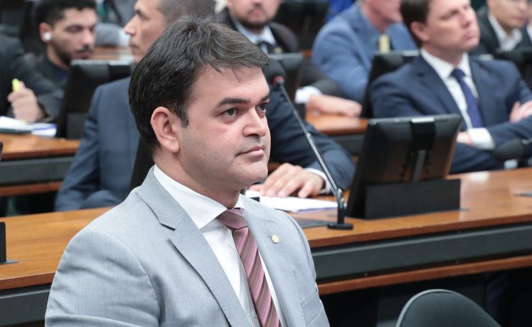 Comissão aprova permissão para agente de saúde usar carteira profissional como identidade