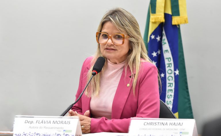 Comissão aprova projeto que obriga plano de saúde a cobrir cirurgia de redução de mama