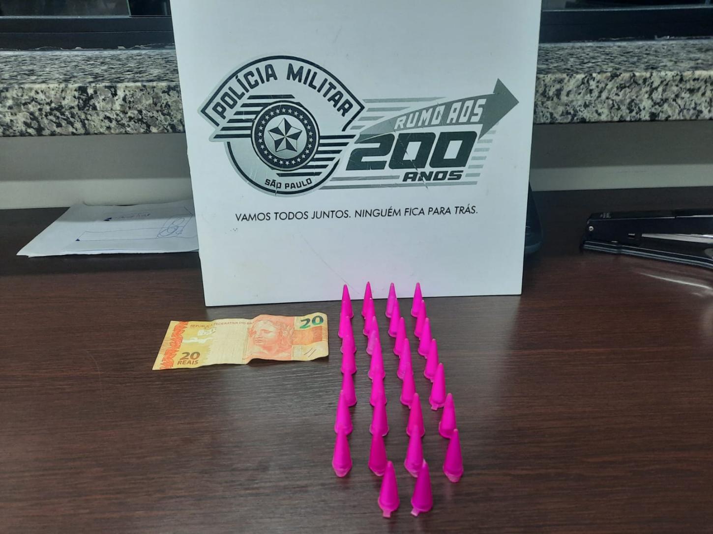 Dois homens são presos por tráfico de drogas próximo a escola em Leme