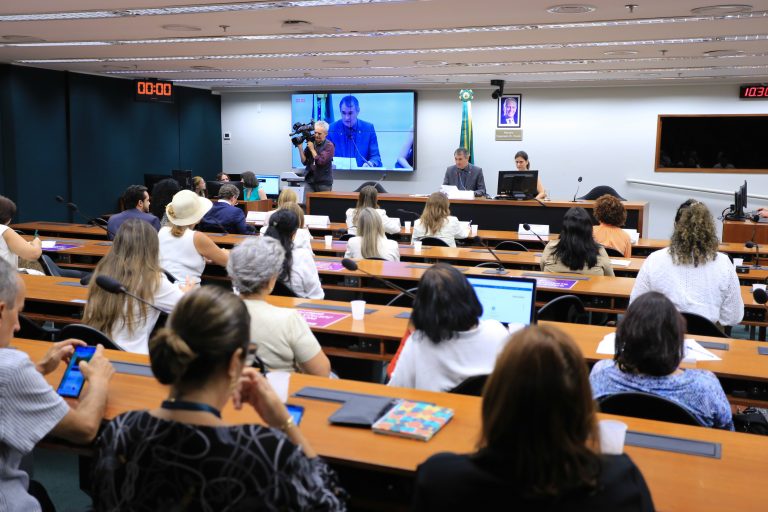 Especialistas defendem criação de política nacional para atenção à mulher na menopausa