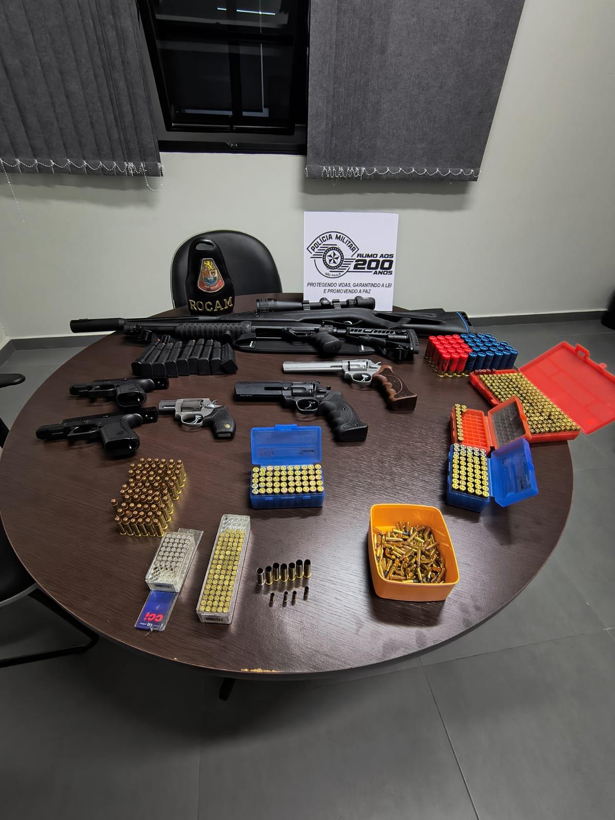 Homem é preso com arsenal e acusado de tentativa de homicídio após disparos no centro de Leme