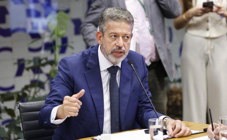 Isenção do IR é primeiro passo para reforma sobre a renda, diz Lira