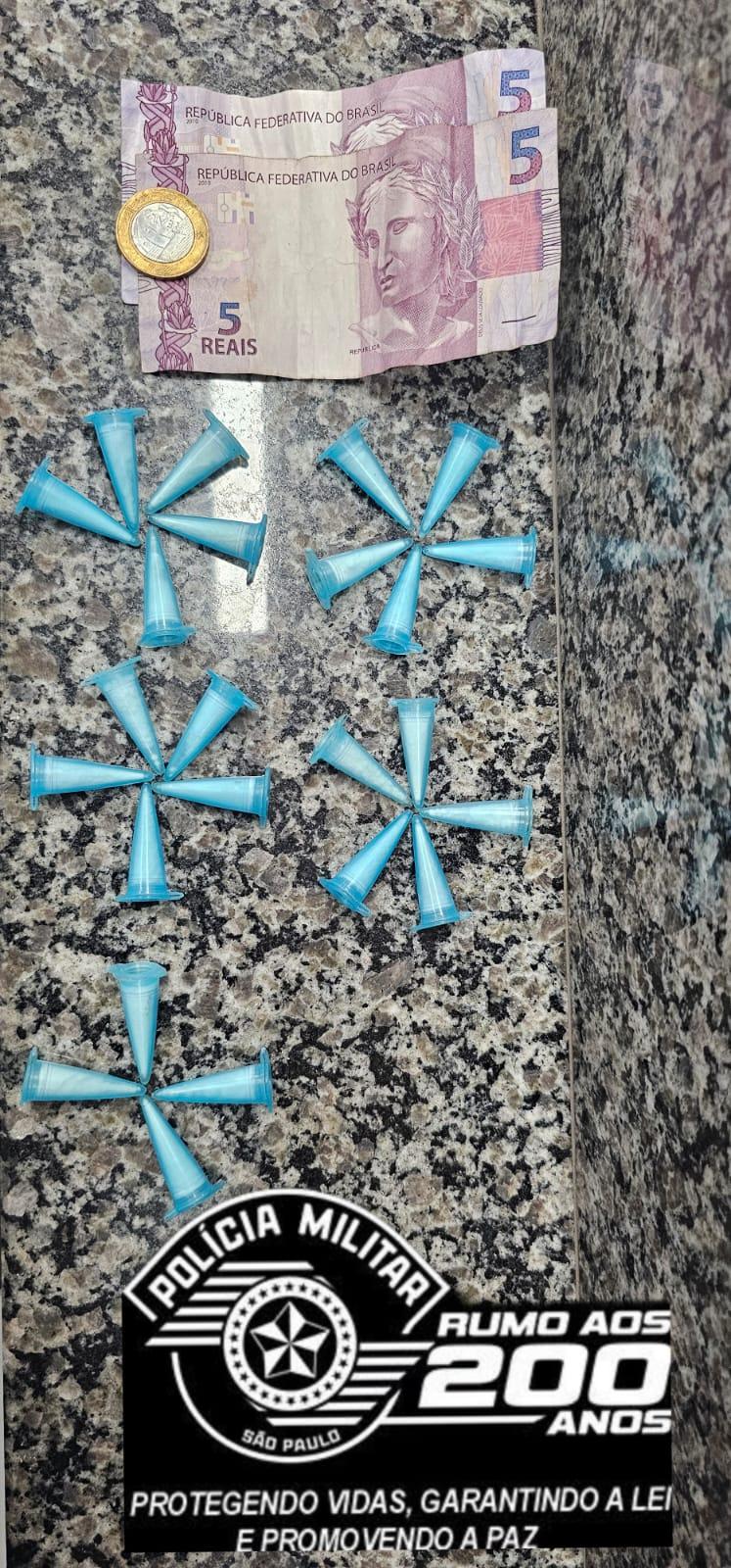 Jovem é preso e menor apreendido por tráfico de drogas em operação da PM em Leme