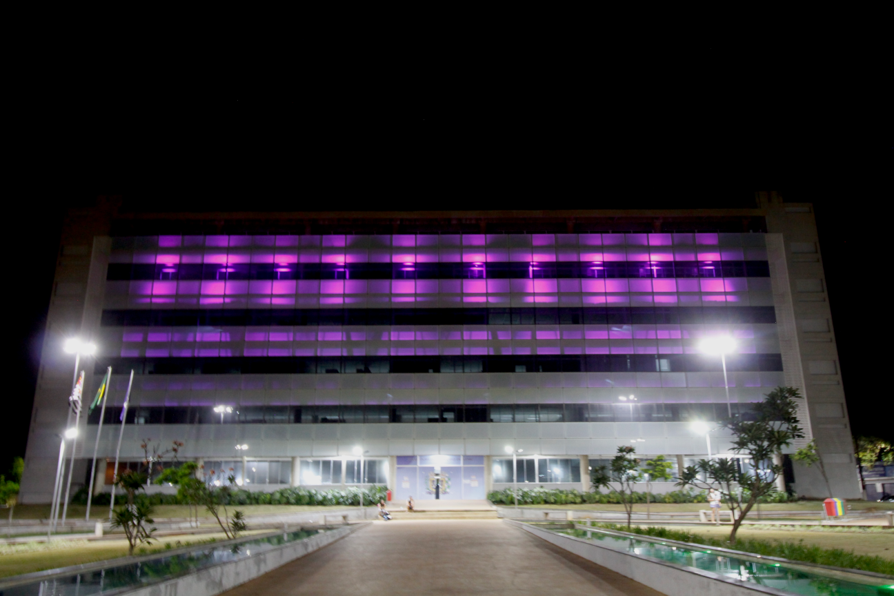 Paço Municipal ganha iluminação temática em apoio a campanhas de conscientização
