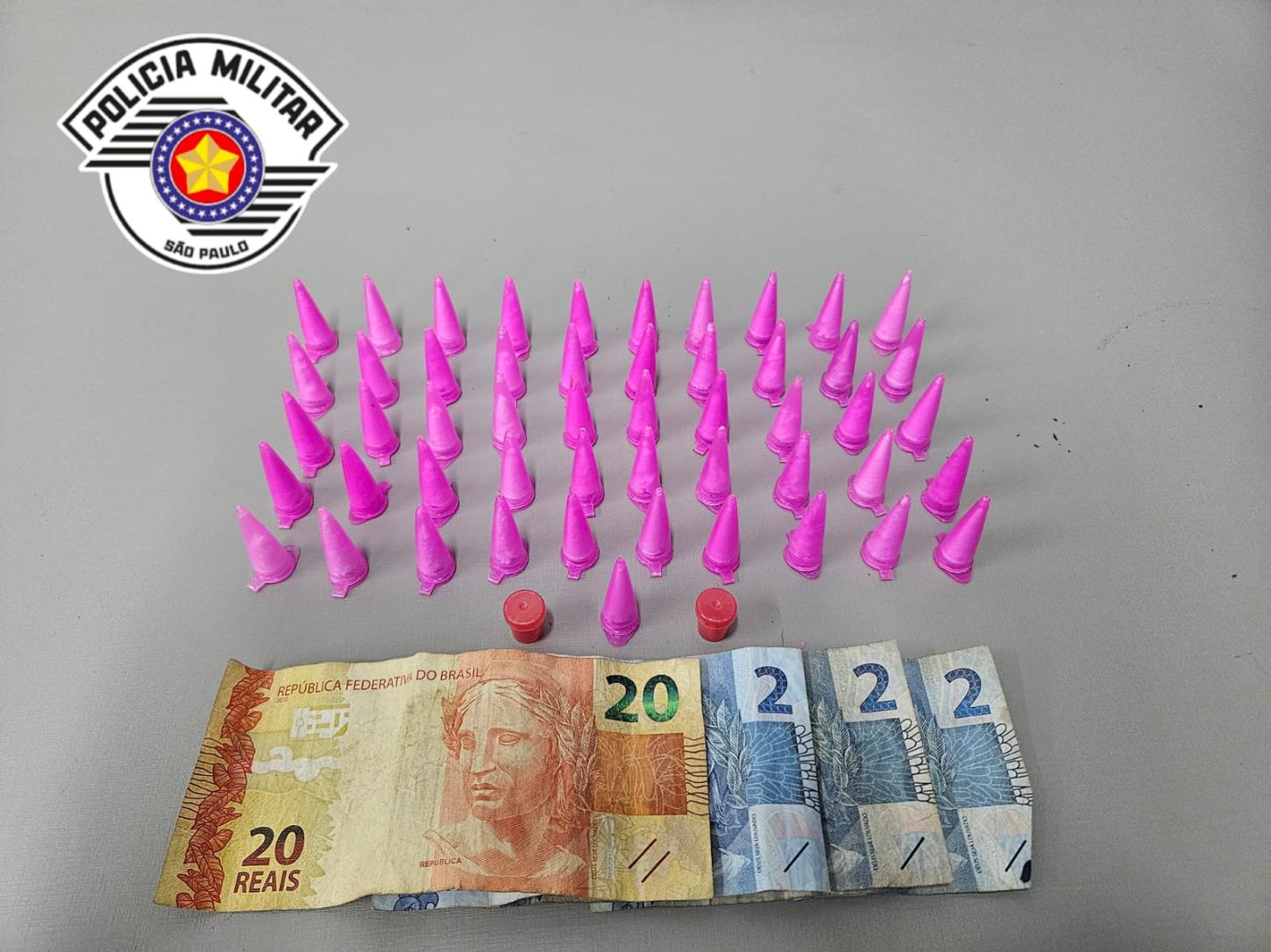 Polícia Militar prende jovem por tráfico de drogas no Jardim das Palmeiras em Leme