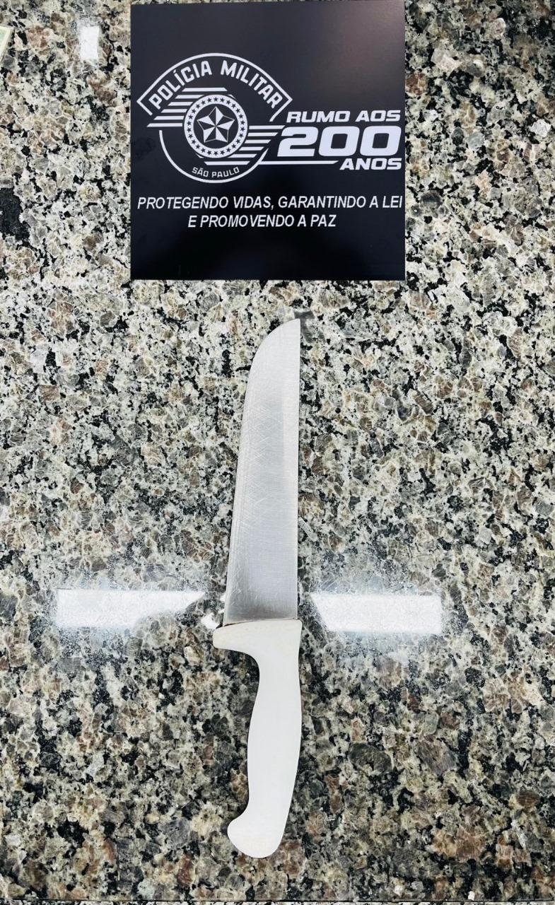 Ex-namorado invade casa e ameaça mulher com faca em Leme