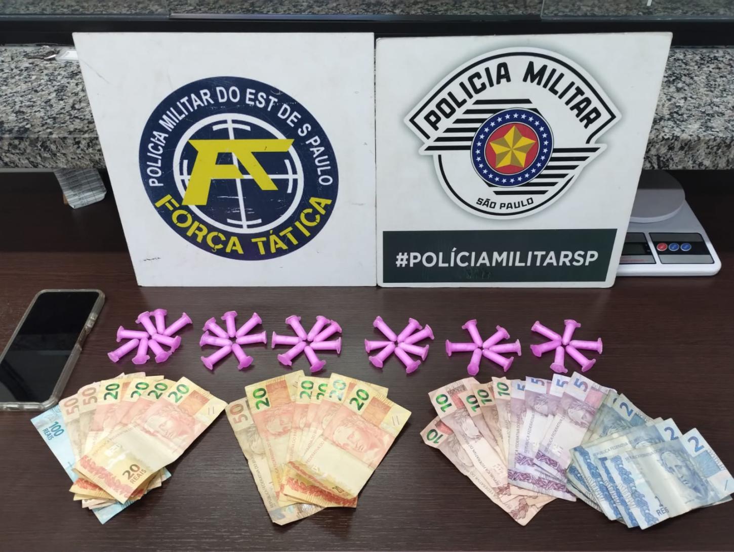 Força Tática detém suspeito e apreende cocaína em ponto de tráfico em Leme