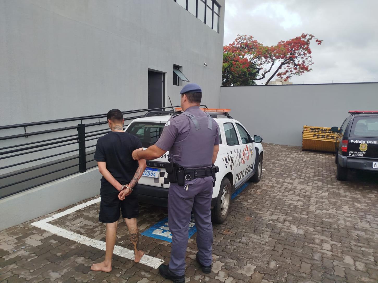 Mulher é presa em flagrante por ameaçar e agredir companheira em Leme