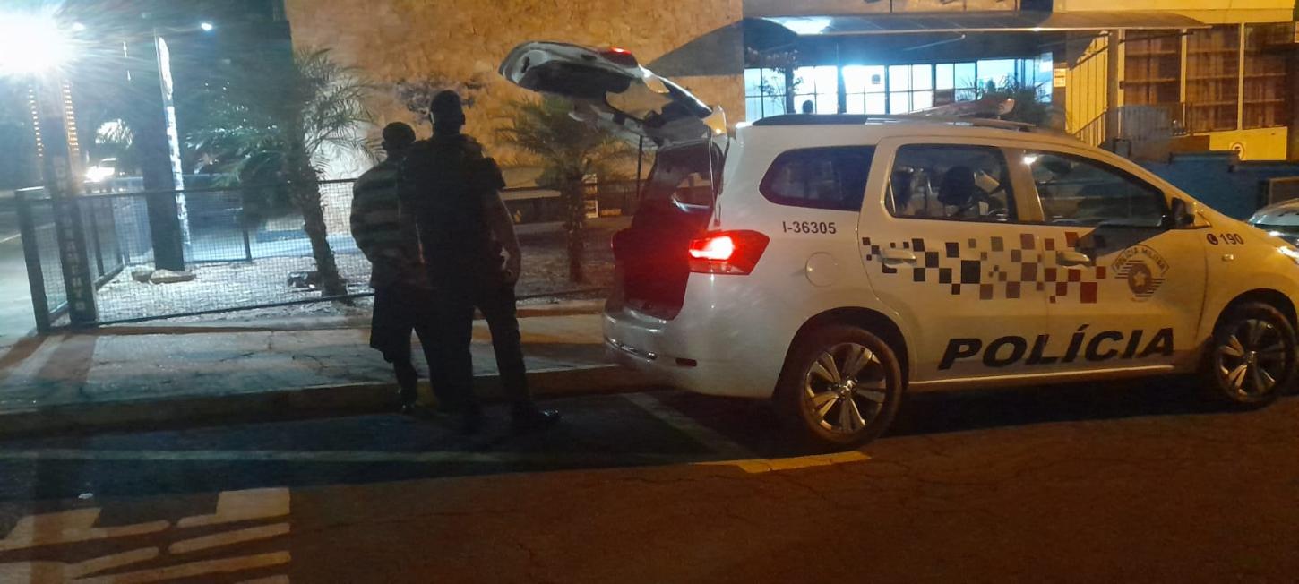 Homem é preso após agredir e ameaçar companheira em Pirassununga