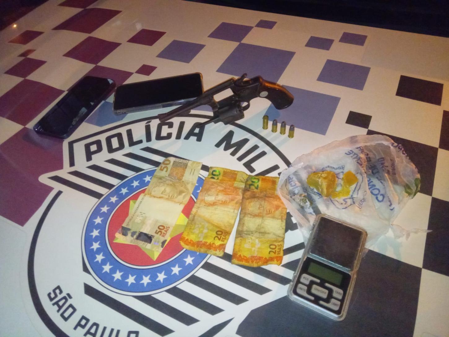 Polícia apreende arma e drogas durante operação em Pirassununga (SP)