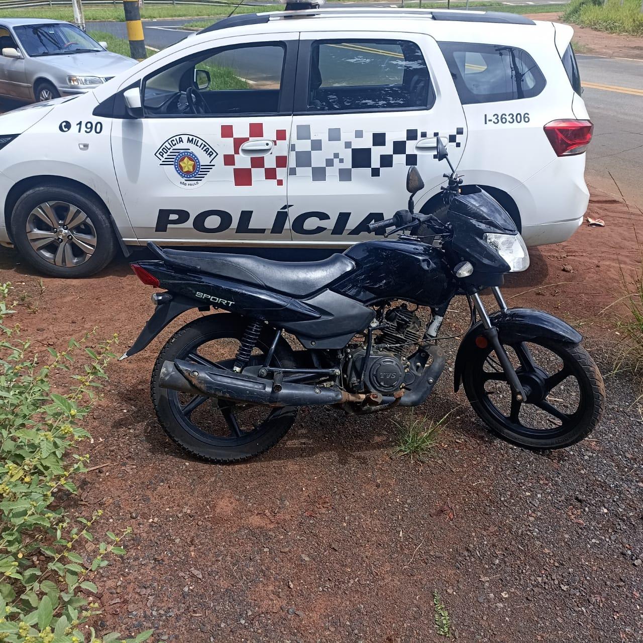Polícia Militar localiza motocicleta furtada escondida em área de mata em Pirassununga