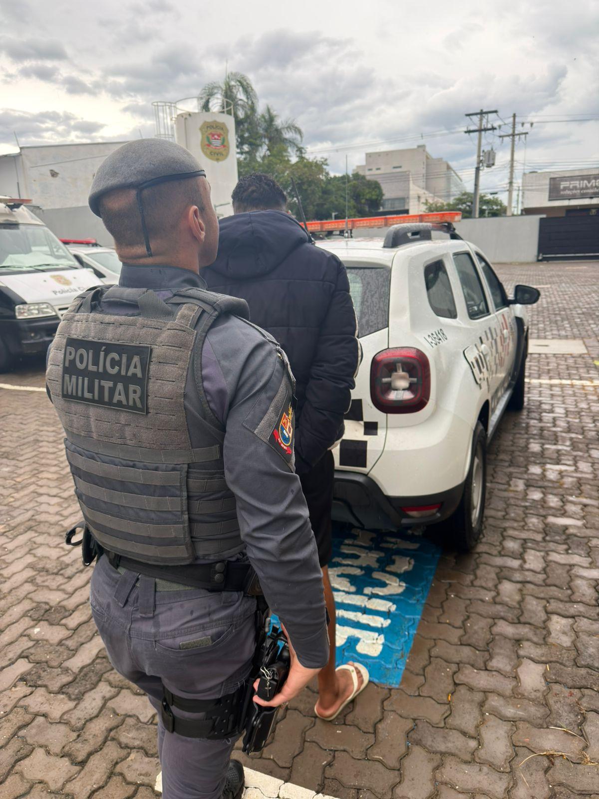 Operação da PM prende dois suspeitos por tráfico no Jardim Primavera, em Leme