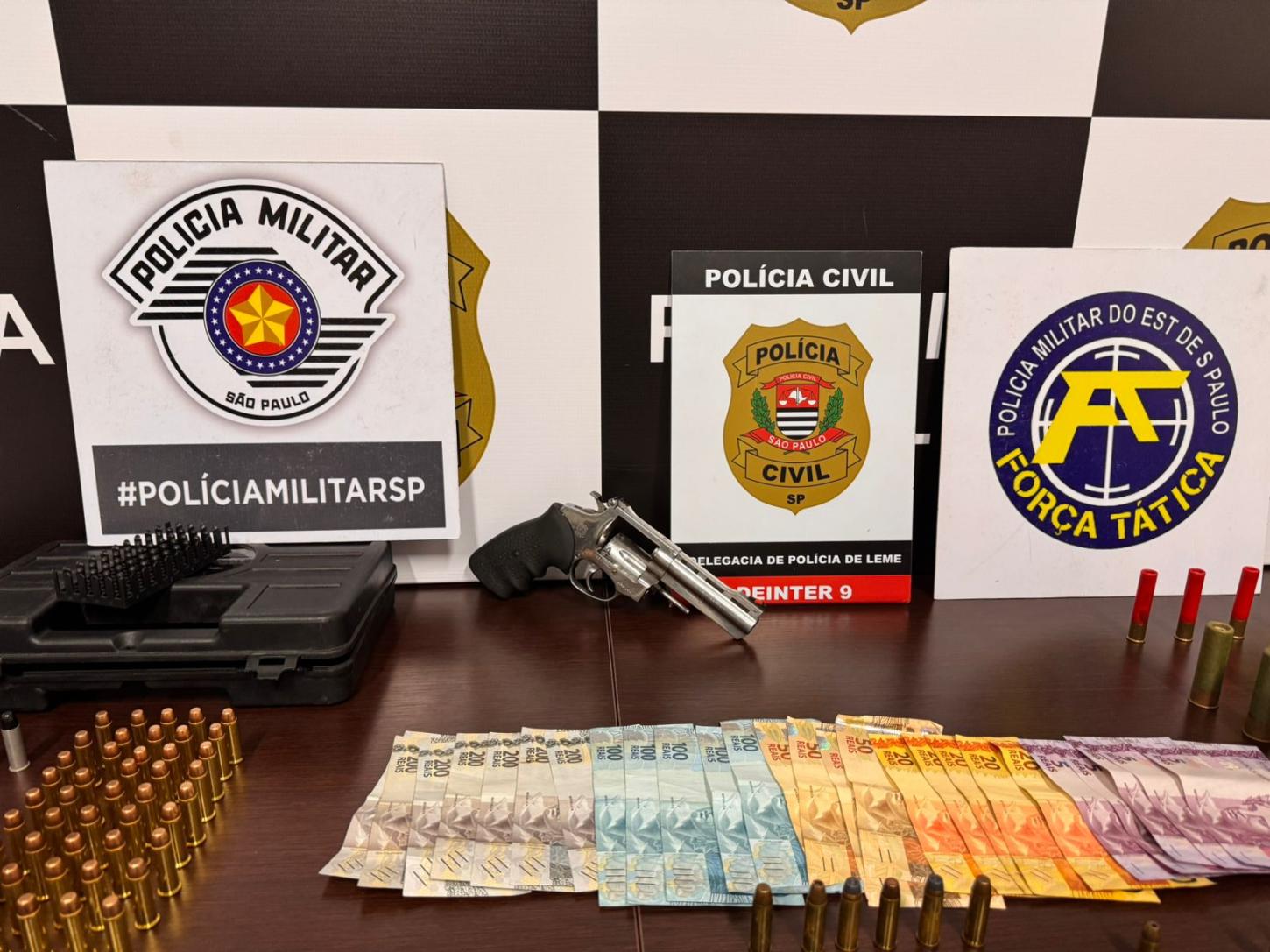 Arma e munições são apreendidas durante operação policial em Leme