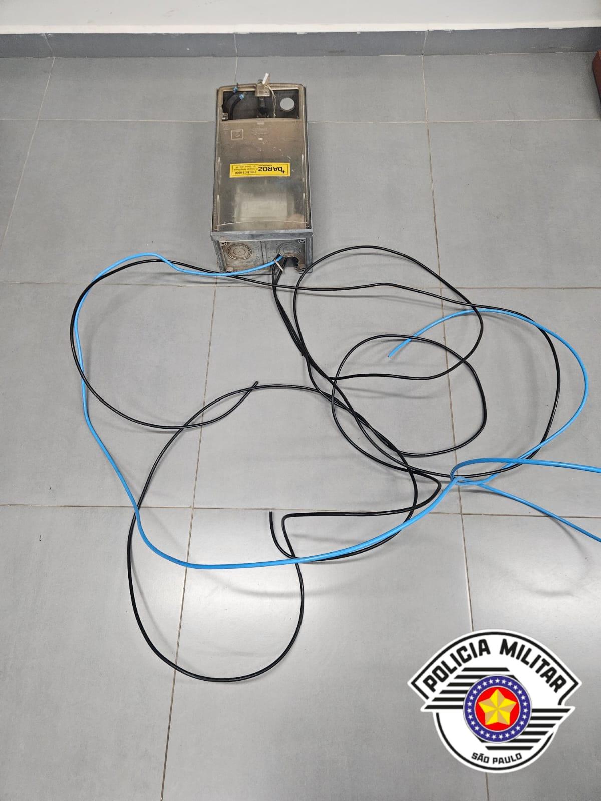 Casal é preso suspeito de furtar fiação elétrica em bairro de Leme