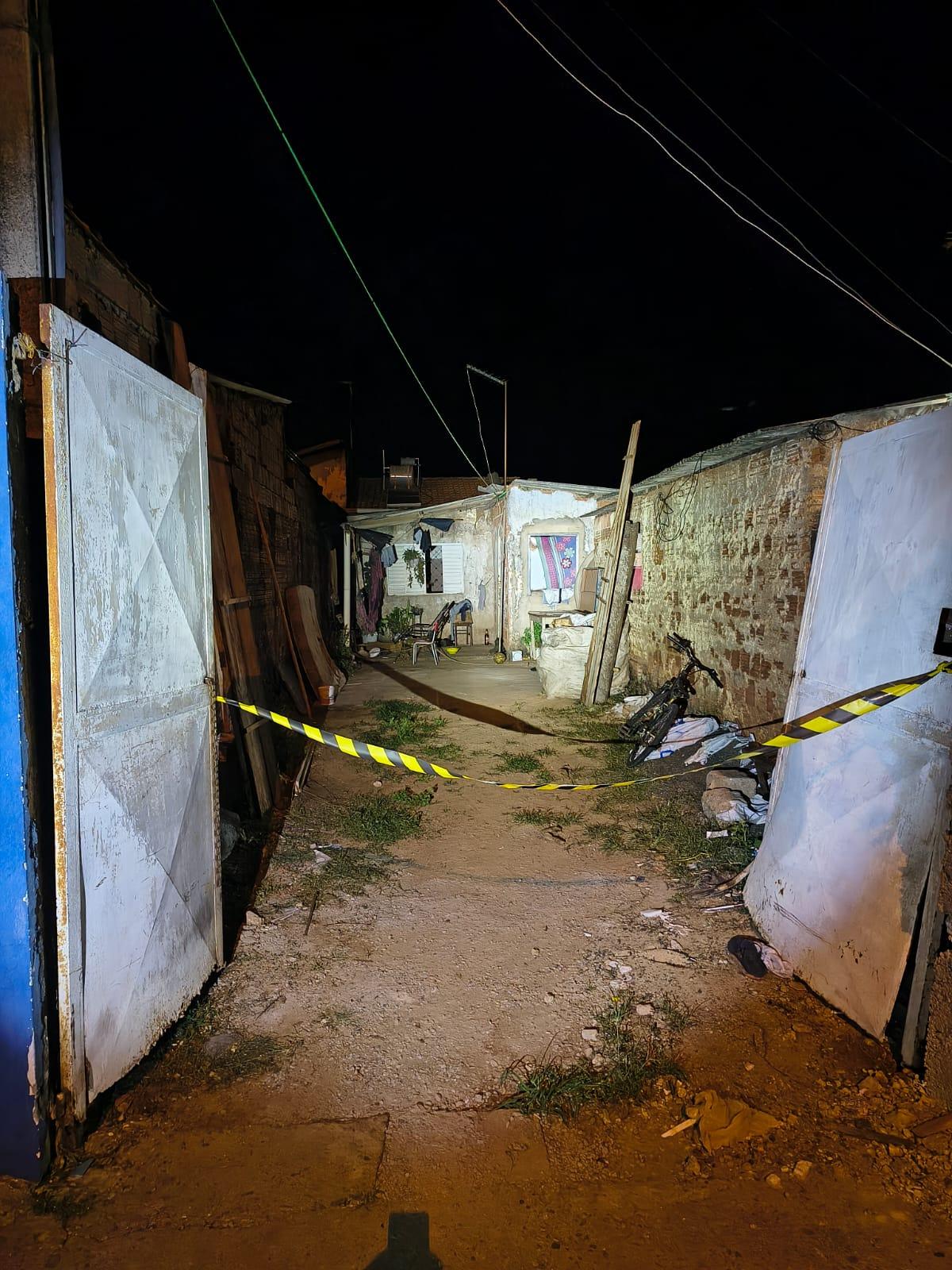 Homem é morto a tiros dentro de residência em bairro de Leme