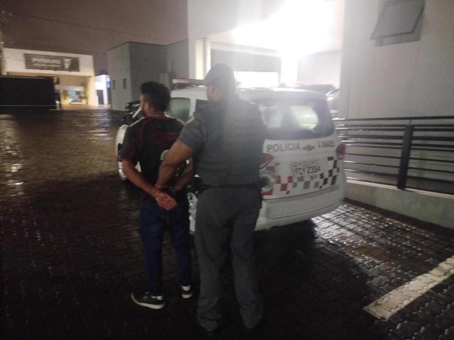 Homem é preso após agredir companheira em ocorrência de violência doméstica em Leme