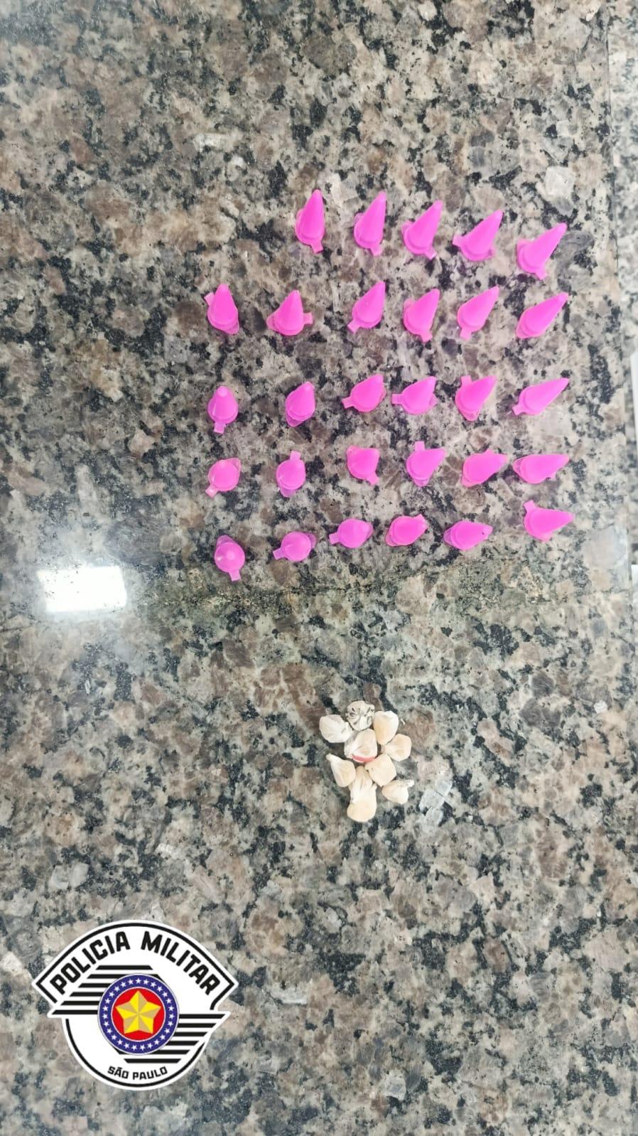 Homem é preso por tráfico de drogas durante patrulhamento no Jardim das Palmeiras, em Leme