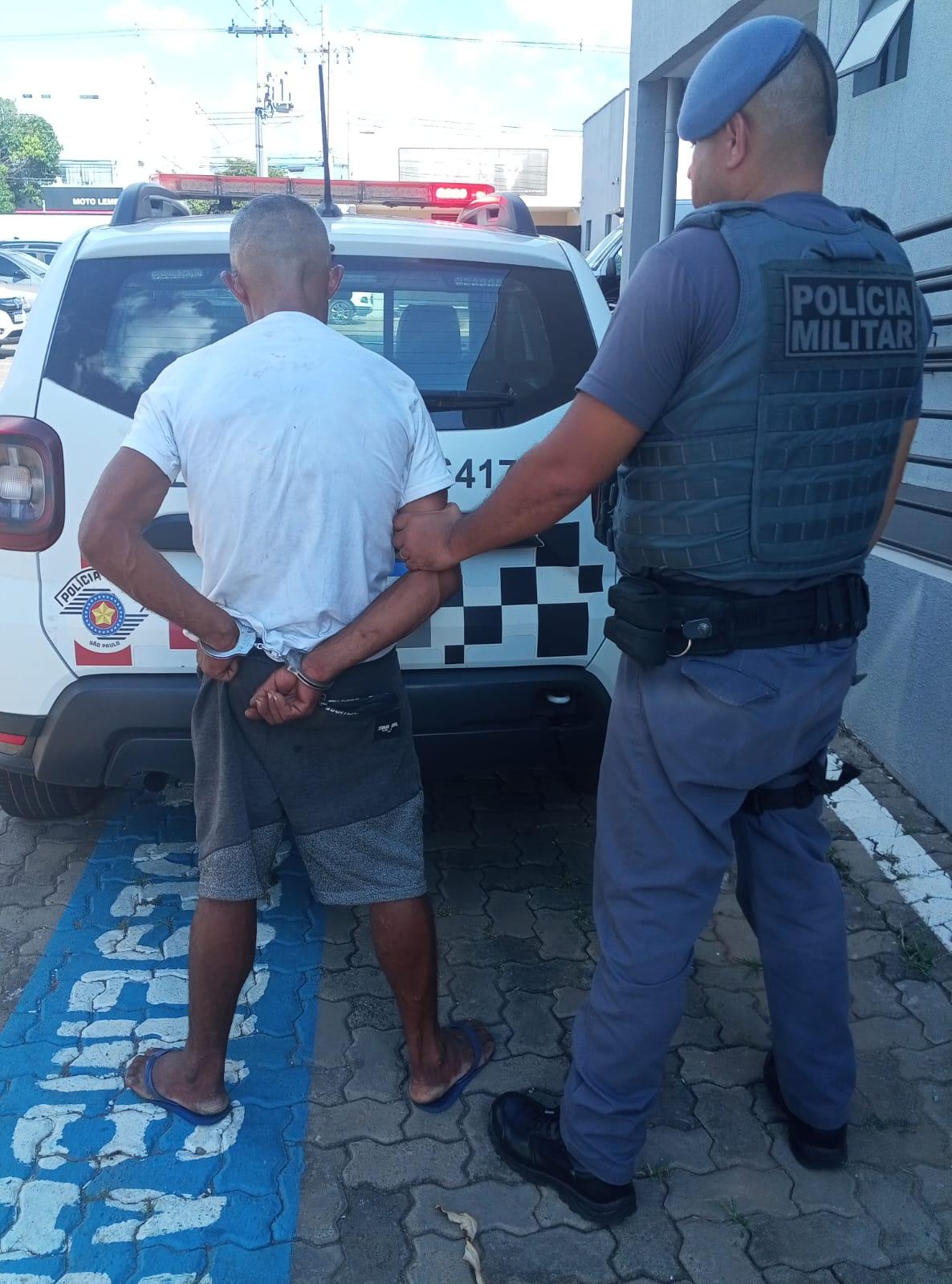 Homem é preso por tráfico de drogas durante operação da PM em Leme