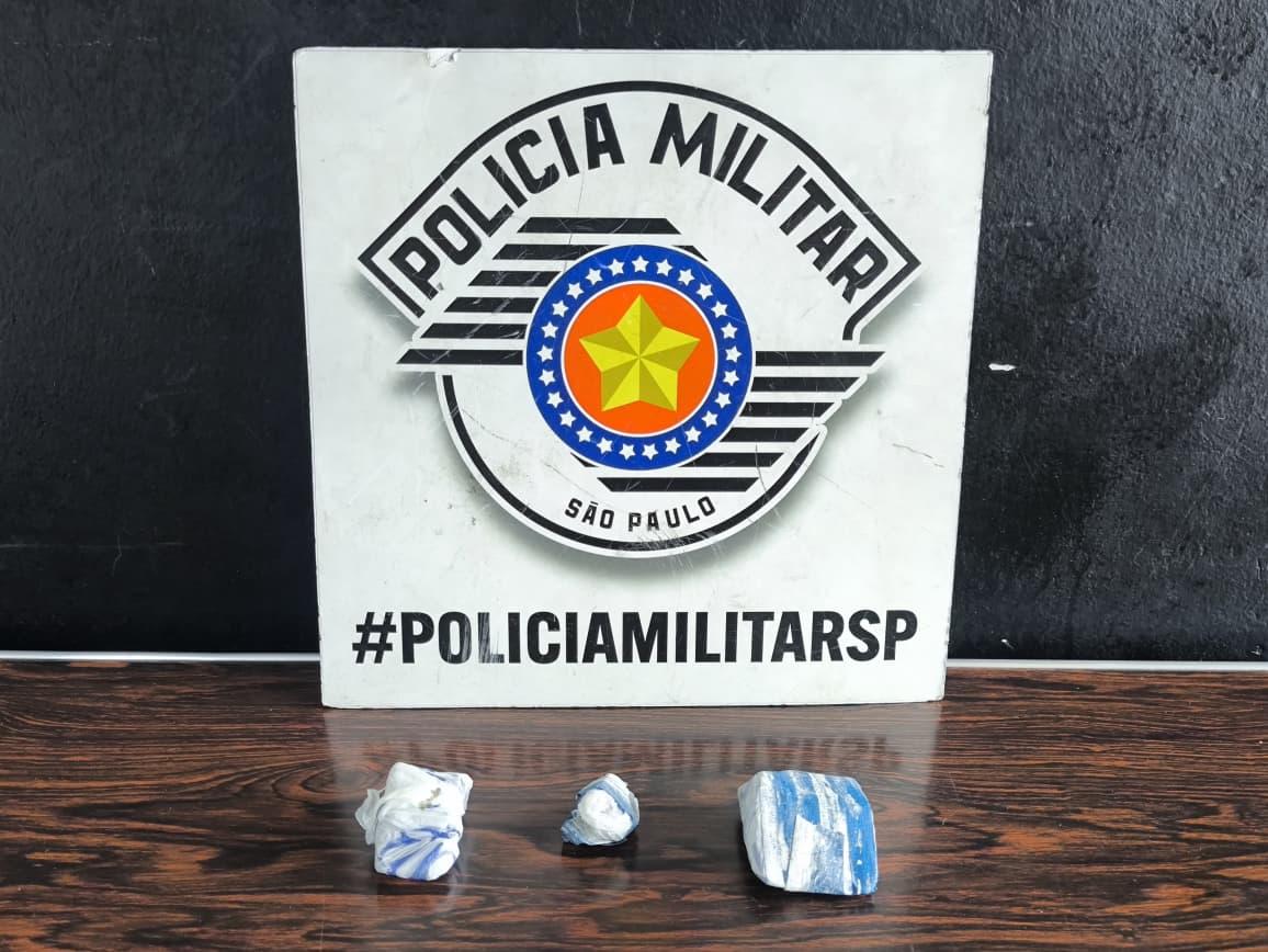 Jovem entrega porções de maconha após ação da PM em residência de Pirassununga