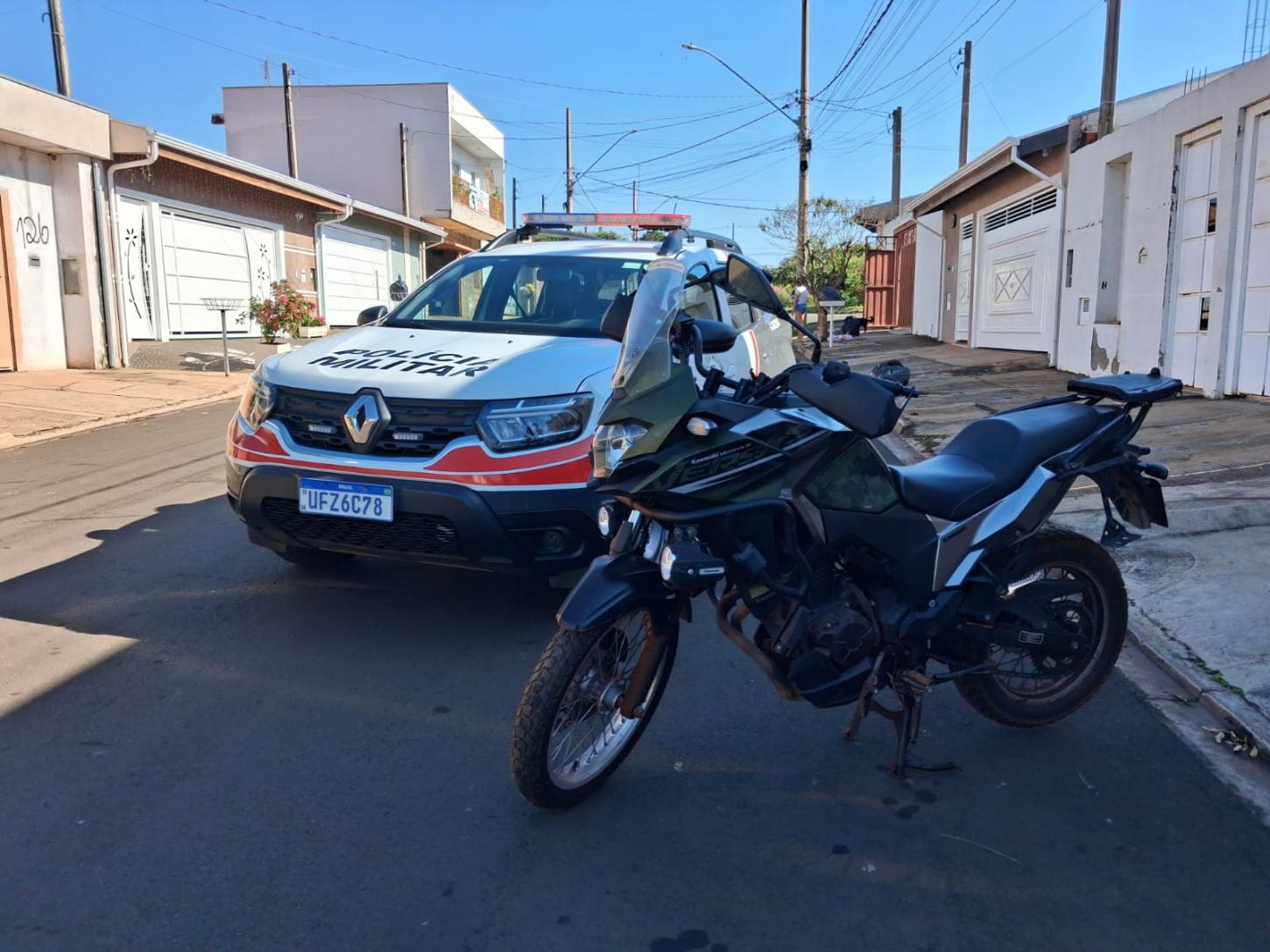 Dupla é presa com moto roubada e simulacro durante operação policial